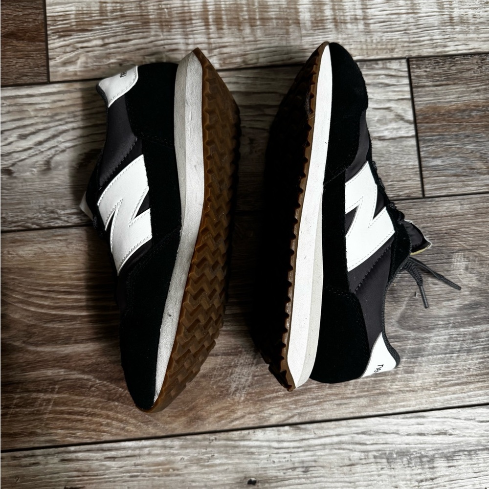 New Balance 237 Sneakers – Black/White – Size 7